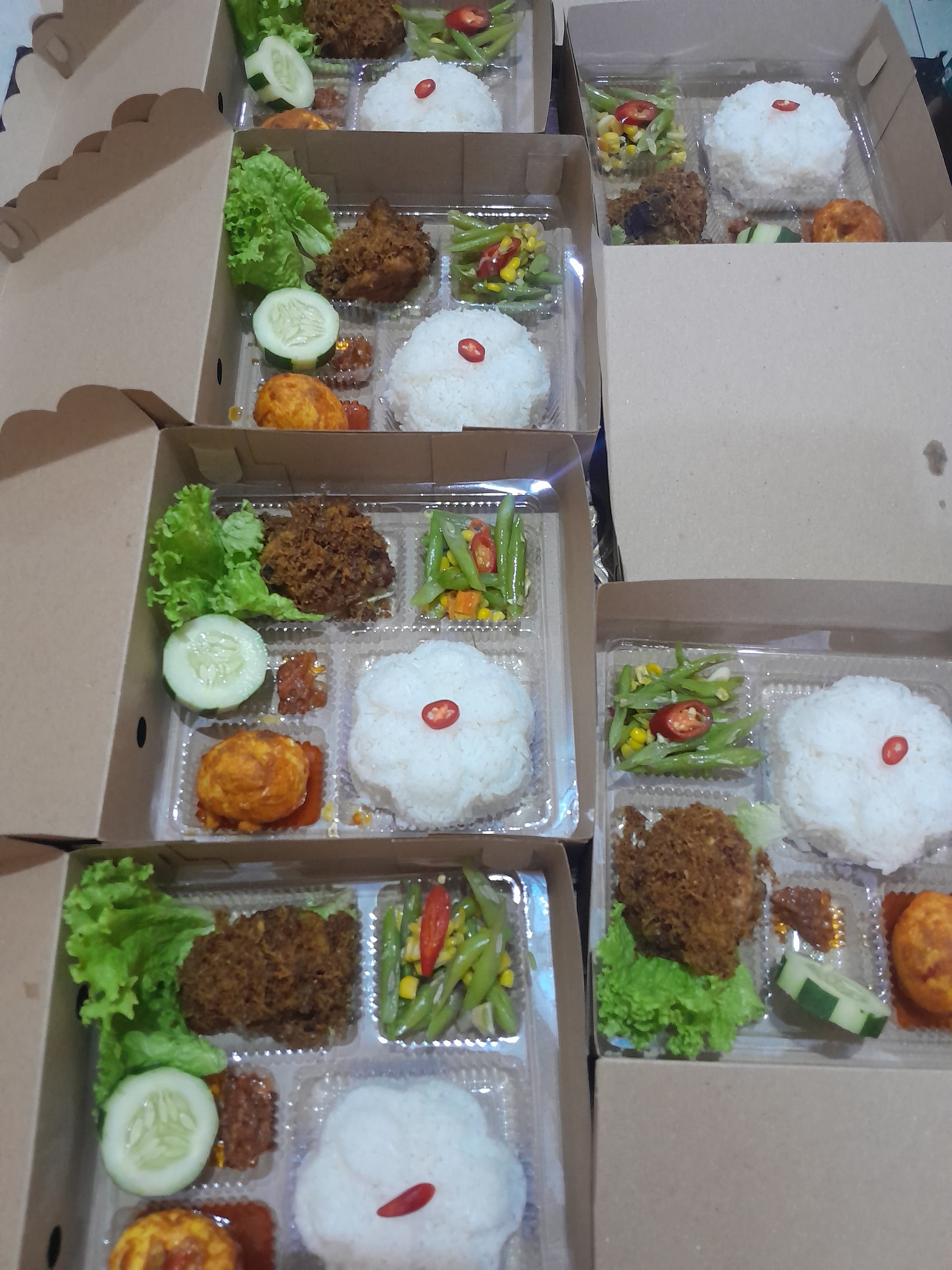 Ayam goreng kotak dengan kerupuk udang Dapoer Three D