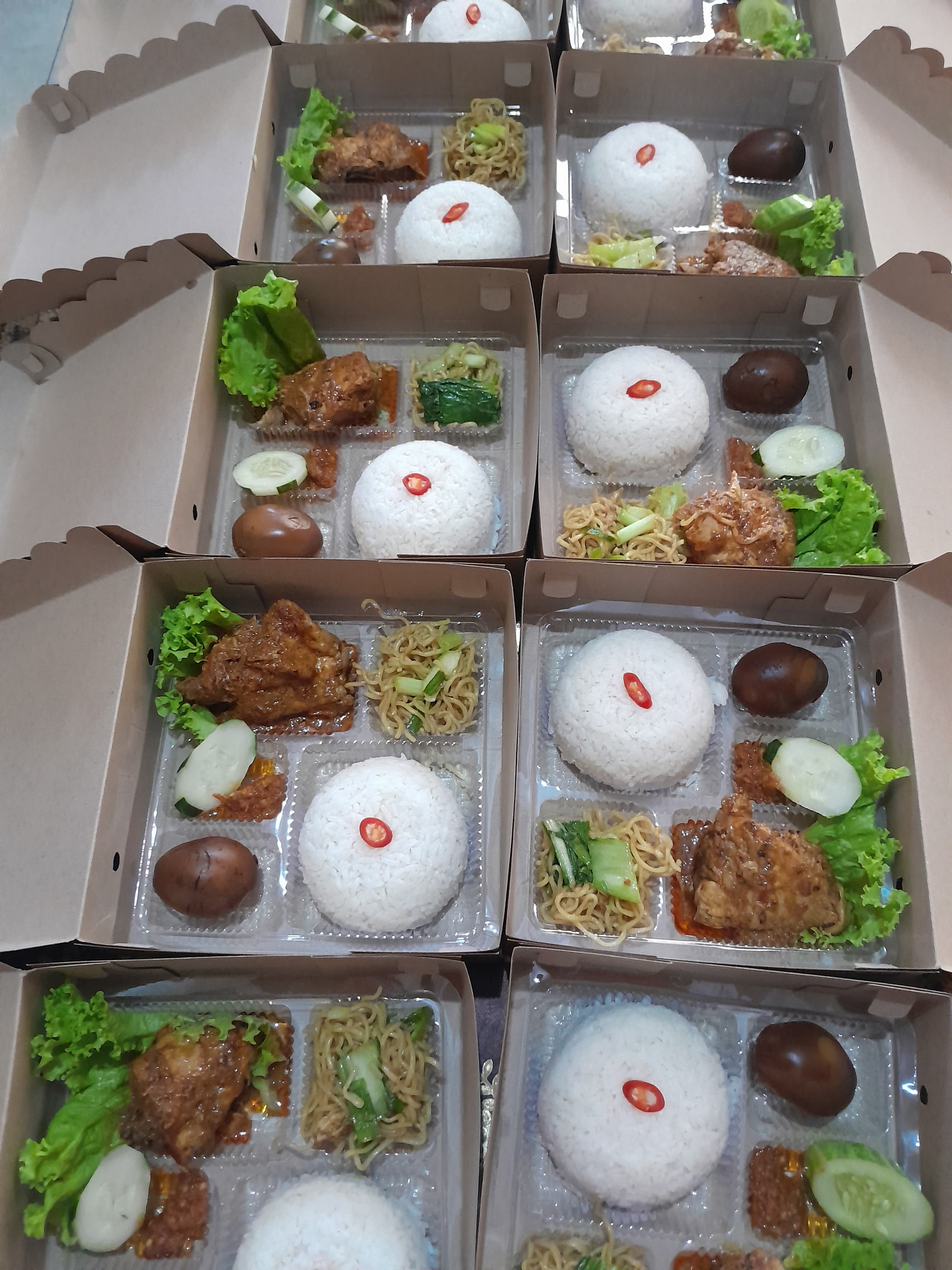 Hampers besek ayam panggang dengan pita merah Dapoer Three D